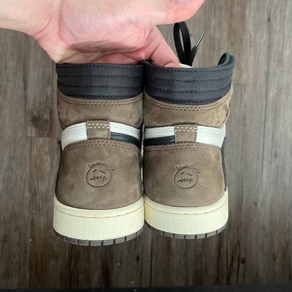 TRAVIS SCOOT X AIR JORDAN 1 RETRO HIGH